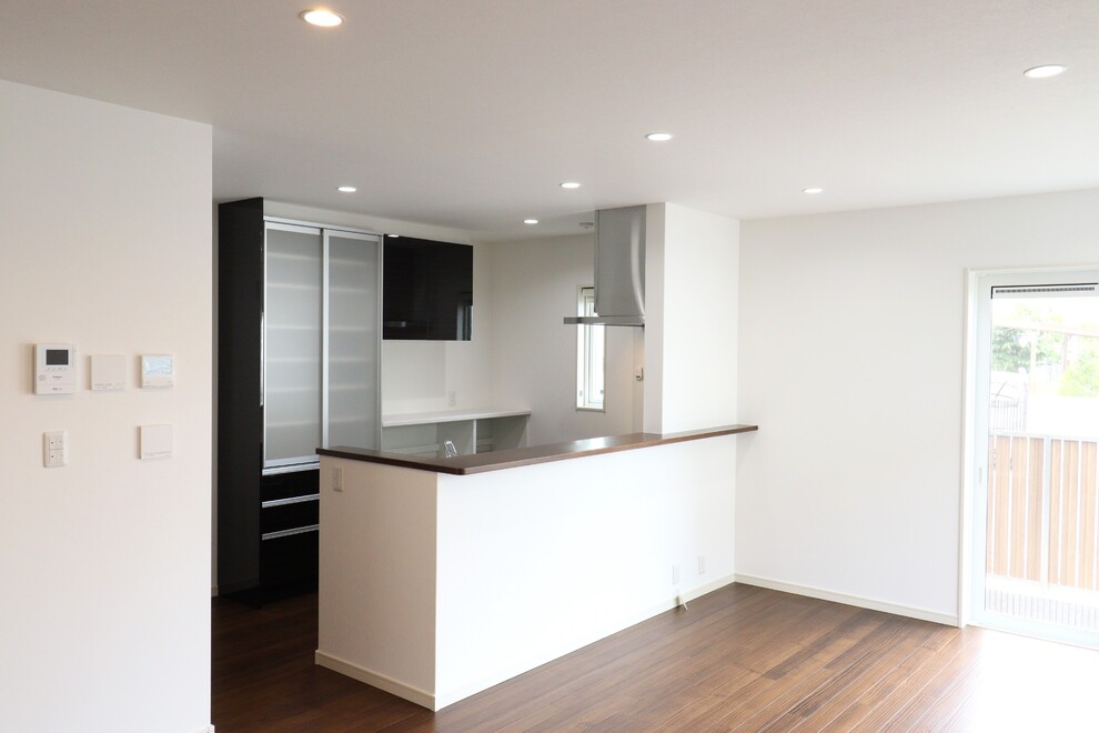 レンガ調のアクセントクロスが映えるリビング