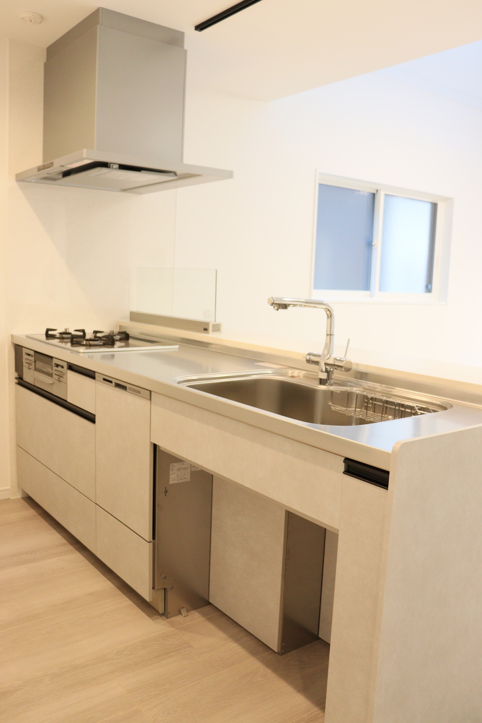 吹抜けとダウンライトで光が降り注ぐリビング