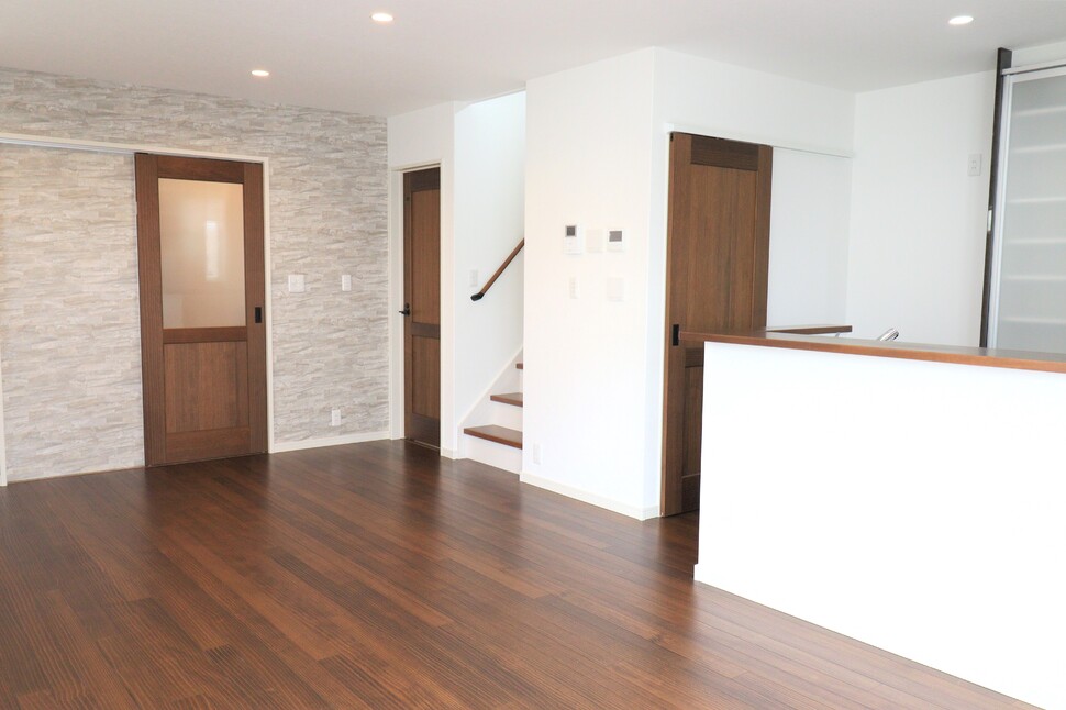 レンガ調のアクセントクロスが映えるリビング