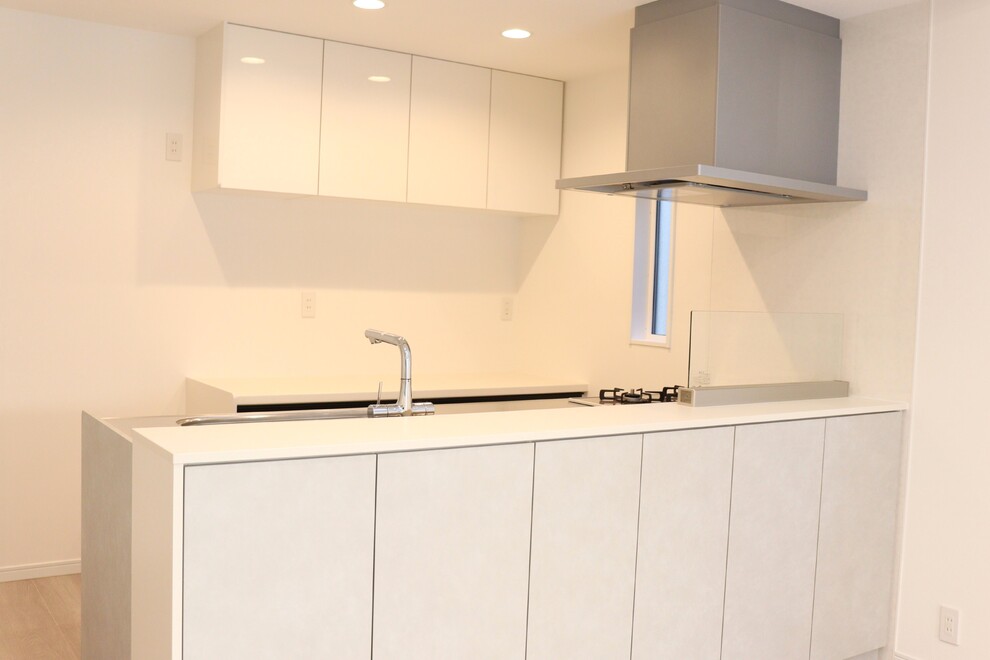 吹抜けとダウンライトで光が降り注ぐリビング