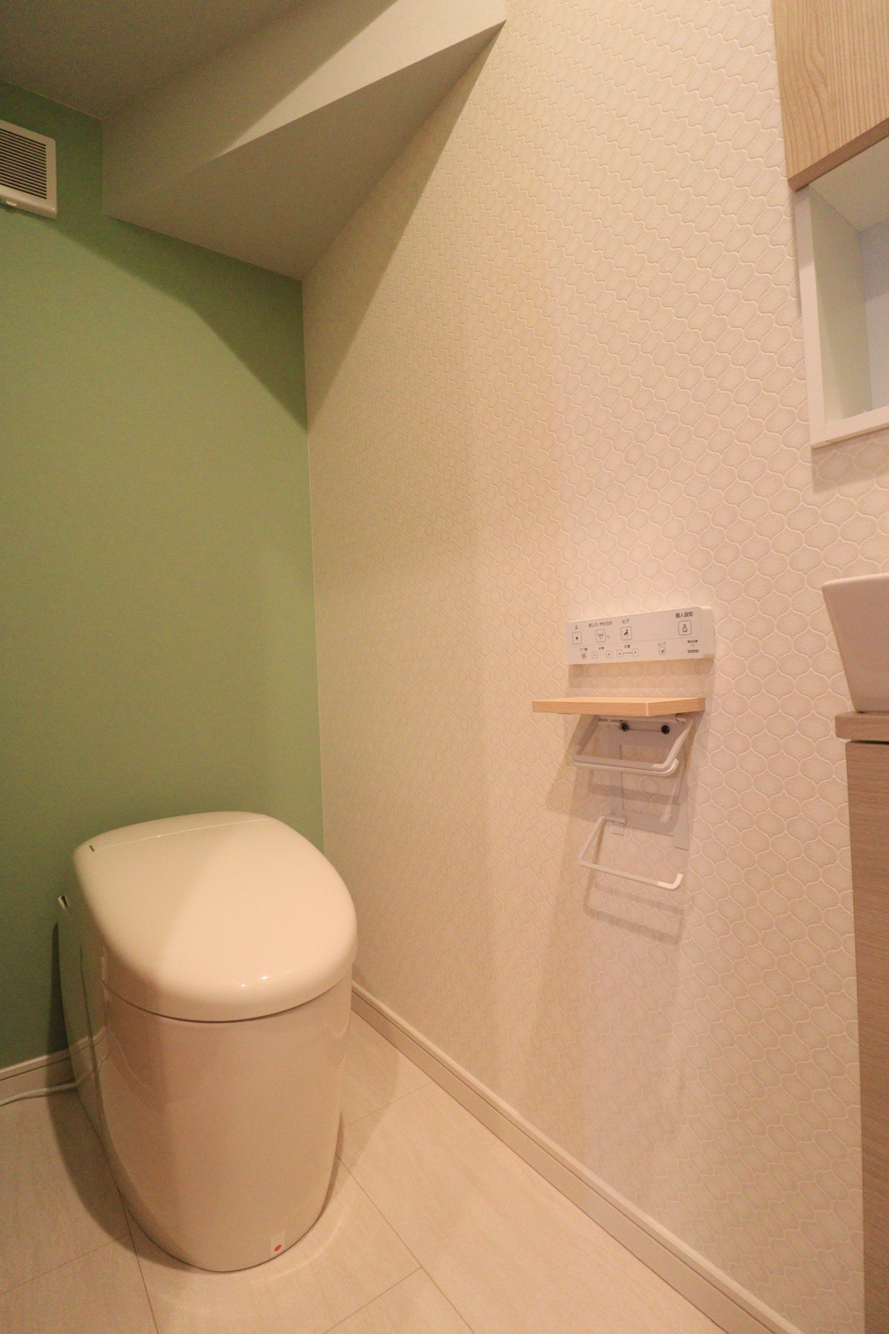 吹き抜けのあるリビングで心地よさの広がる空間