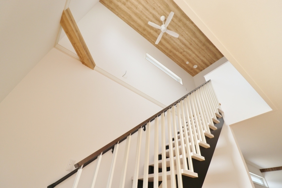 スケルトン階段×吹抜けで明るいリビング