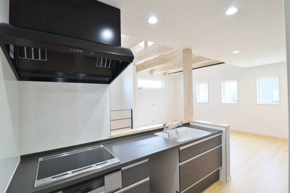 明るく圧巻の梁見せ天井のリビング