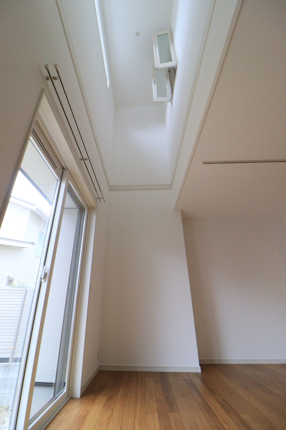 吹き抜けのあるリビングで心地よさの広がる空間