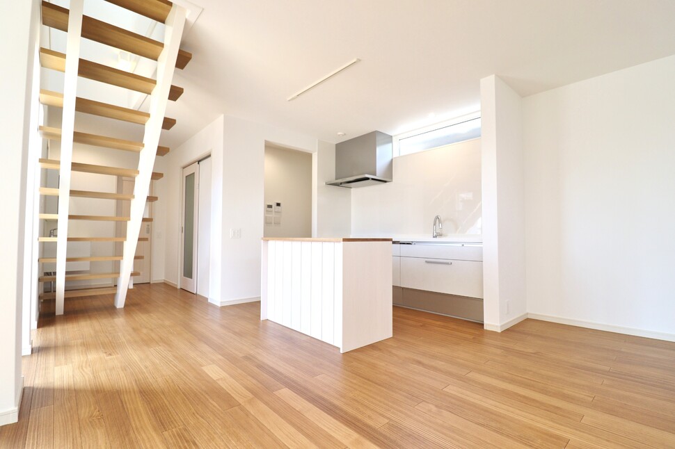 白をベースとした、スケルトン階段×吹き抜けのリビング