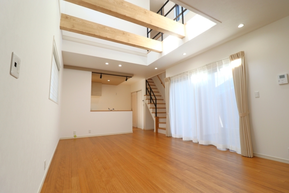 柔らかな光が差し込む家族が集うおうち