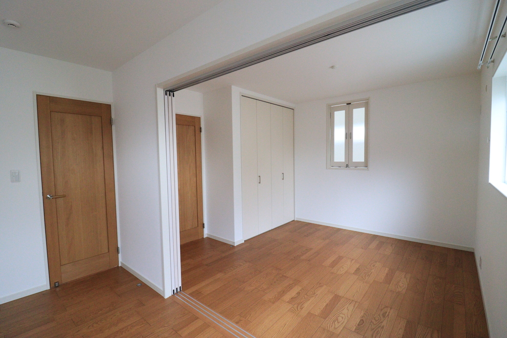 吹き抜けのあるリビングで心地よさの広がる空間