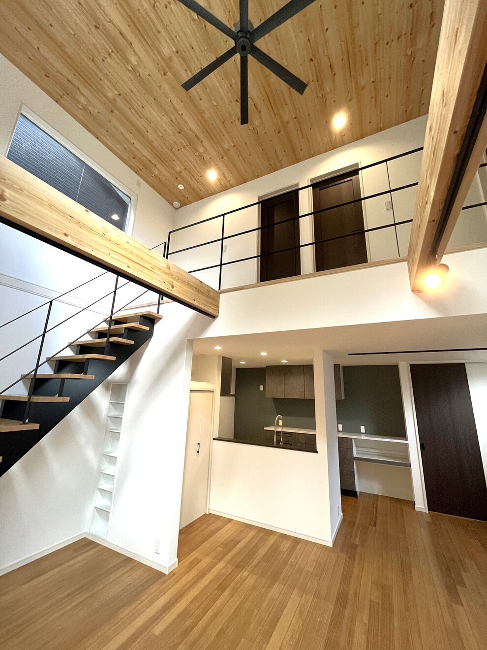 心地良い木に囲まれた吹抜けのあるリビング