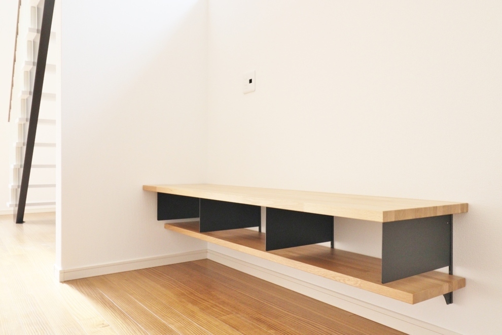 スケルトン階段×吹抜けで明るいリビング