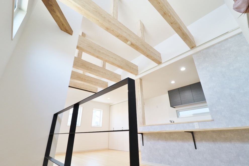 明るく圧巻の梁見せ天井のリビング