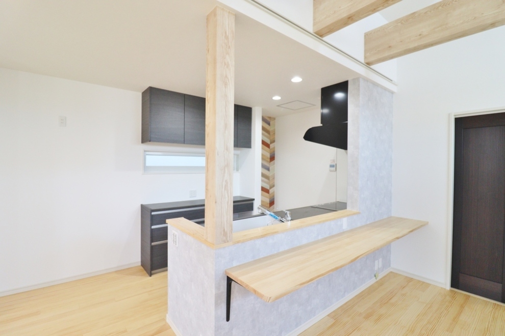 明るく圧巻の梁見せ天井のリビング