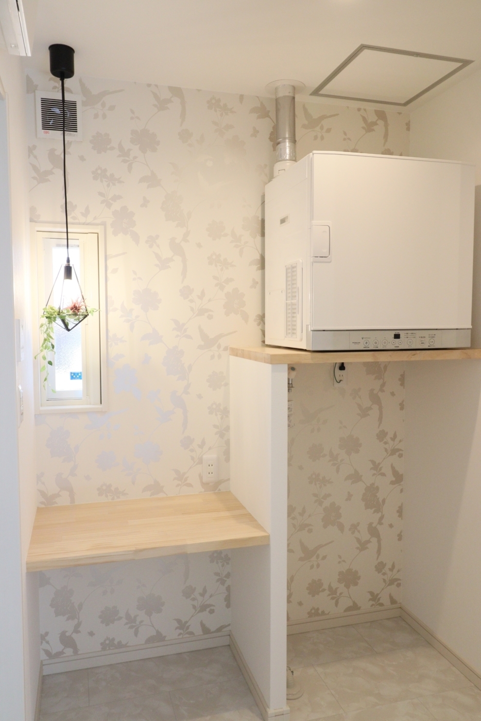 淡いカラーと木との良い関係