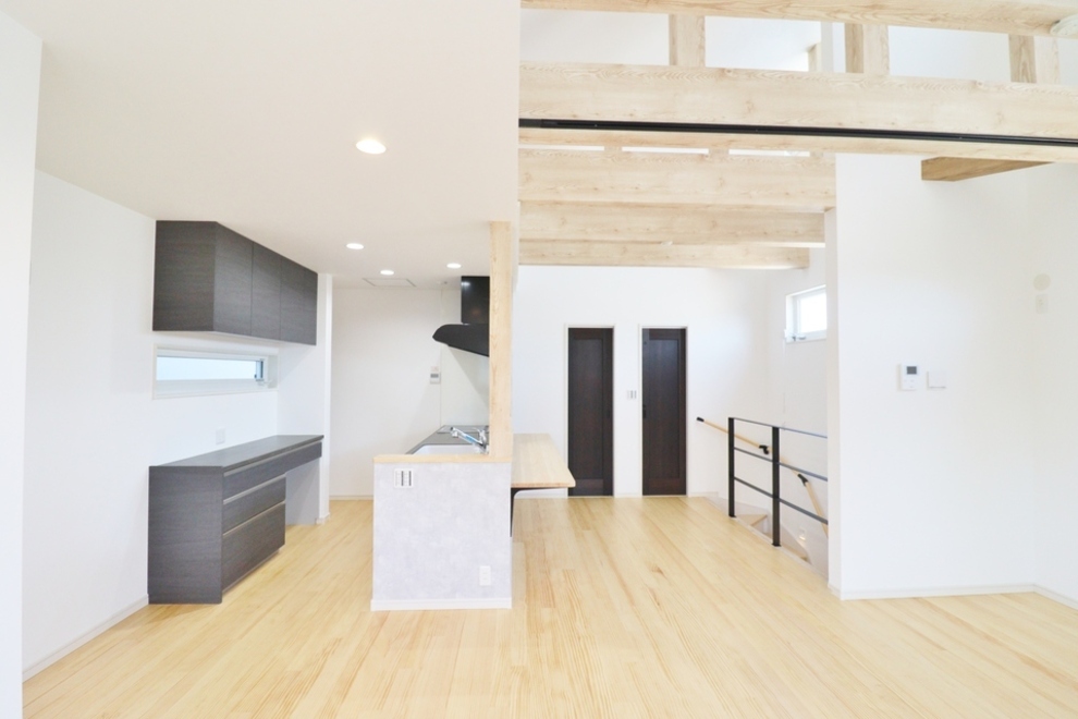 明るく圧巻の梁見せ天井のリビング