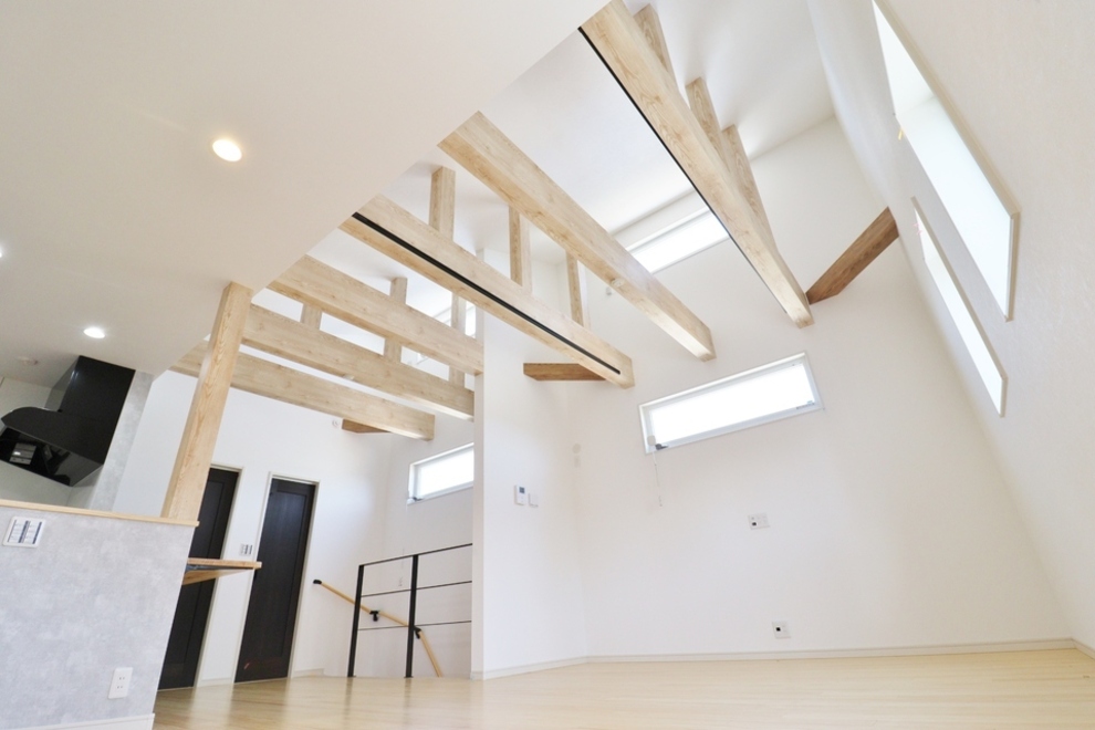 明るく圧巻の梁見せ天井のリビング