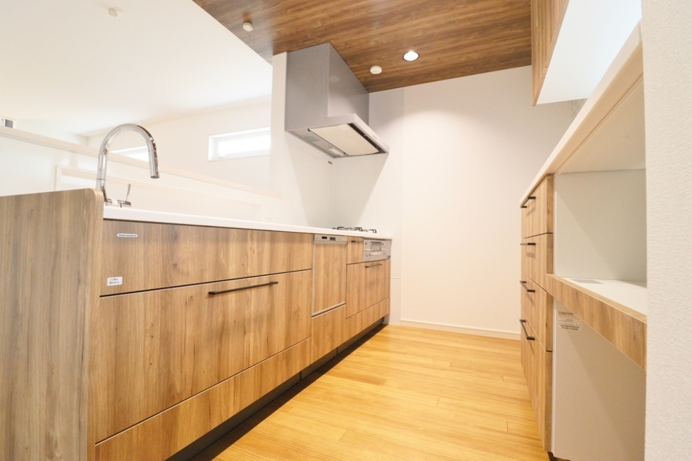 スケルトン階段×吹抜けで明るいリビング