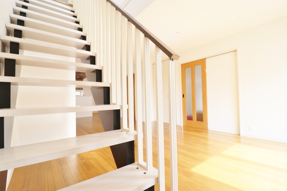 スケルトン階段×吹抜けで明るいリビング