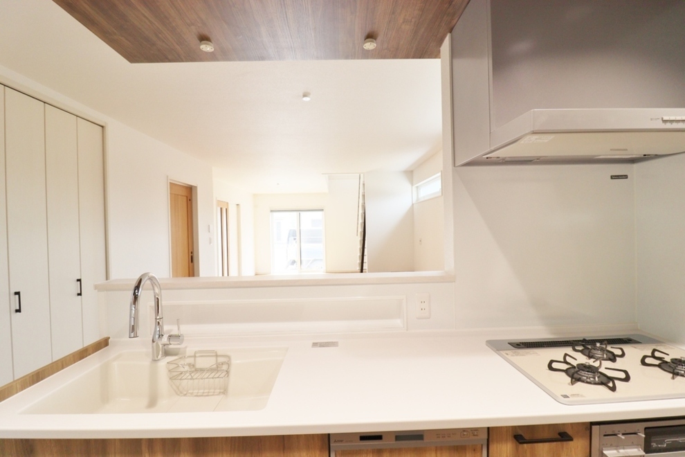 スケルトン階段×吹抜けで明るいリビング