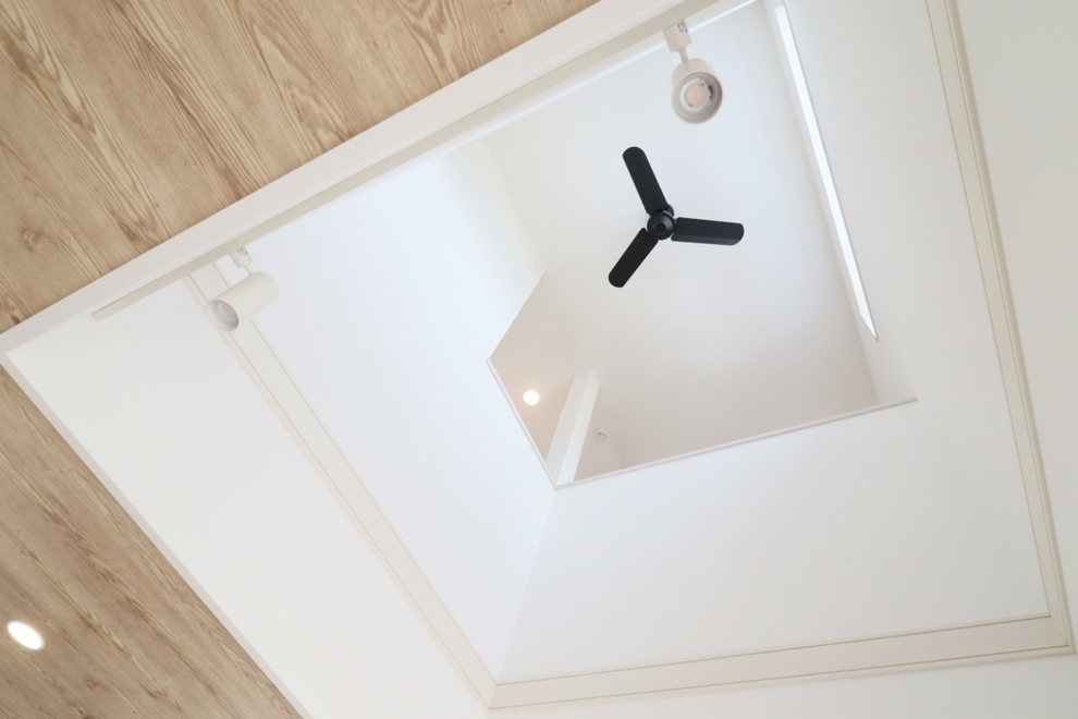 キッチンから和ダイニングに繋がるおうち