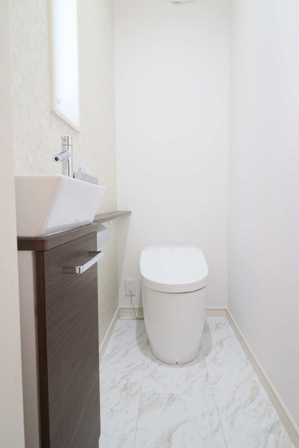 スケルトン階段×吹抜けで明るいリビング