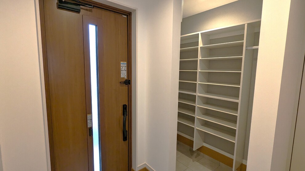 吹き抜けのあるリビングで心地よさの広がる空間