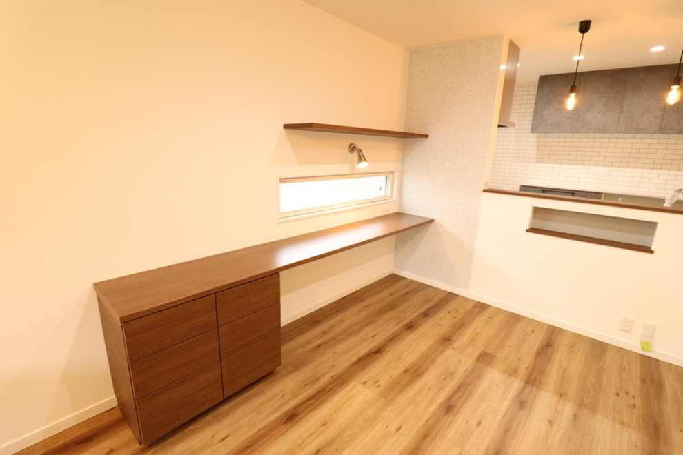 リビングに素敵なスタディースペースのあるおうち