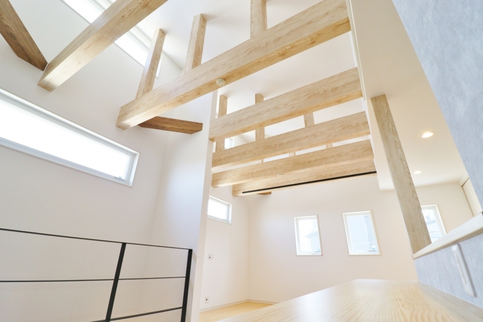 明るく圧巻の梁見せ天井のリビング