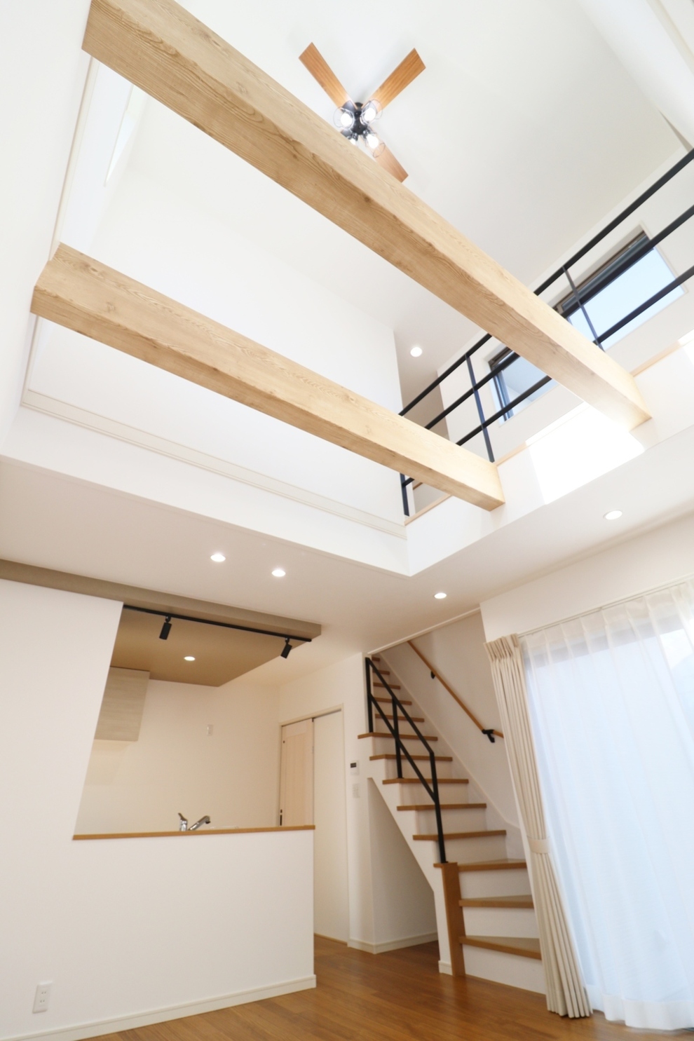 柔らかな光が差し込む家族が集うおうち