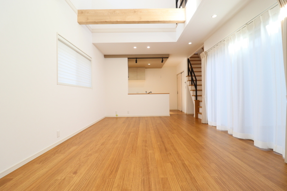 柔らかな光が差し込む家族が集うおうち