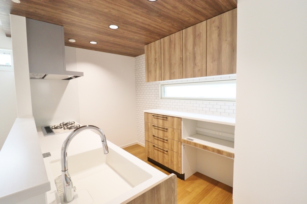 スケルトン階段×吹抜けで明るいリビング