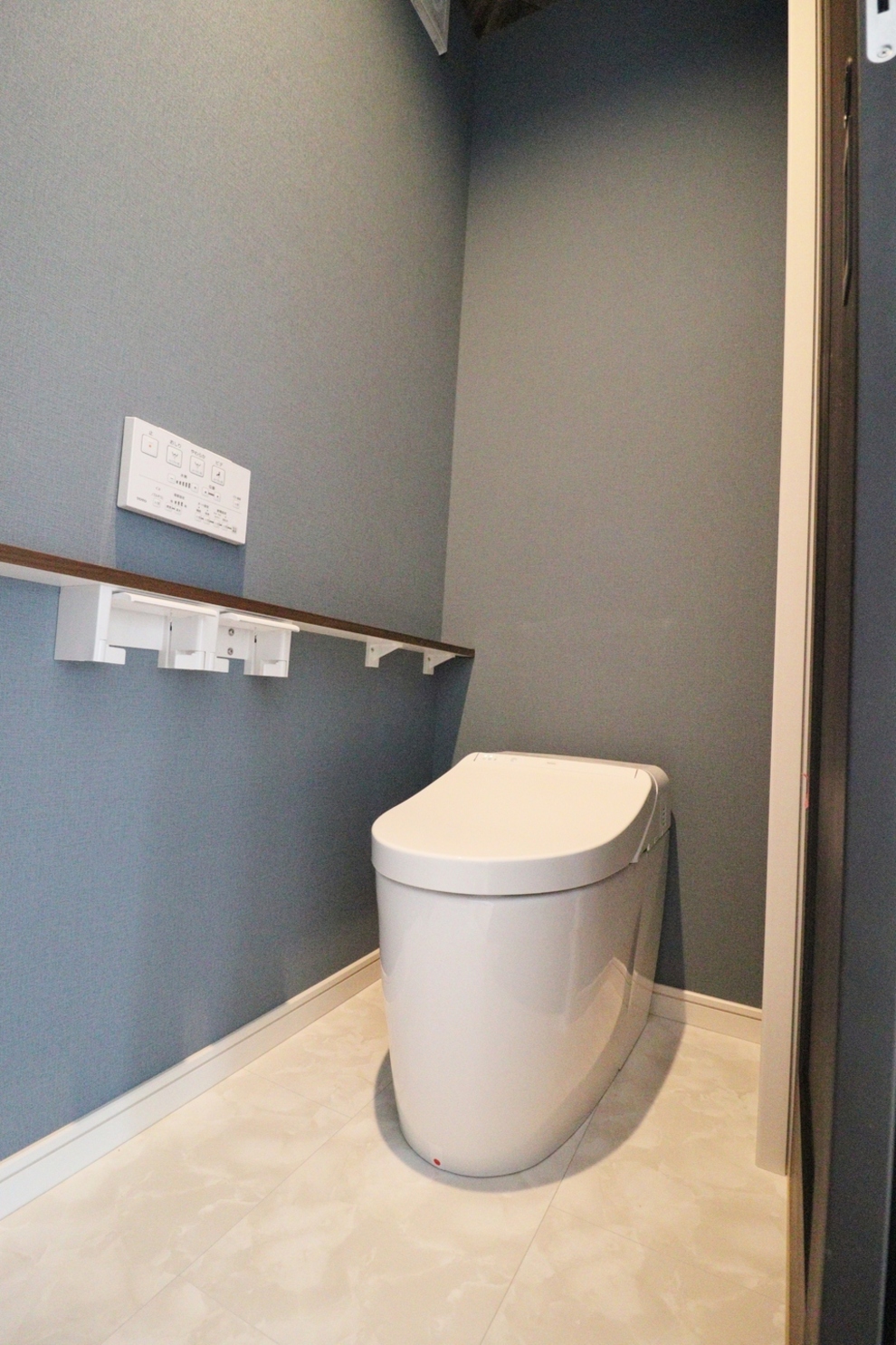 明るく圧巻の梁見せ天井のリビング