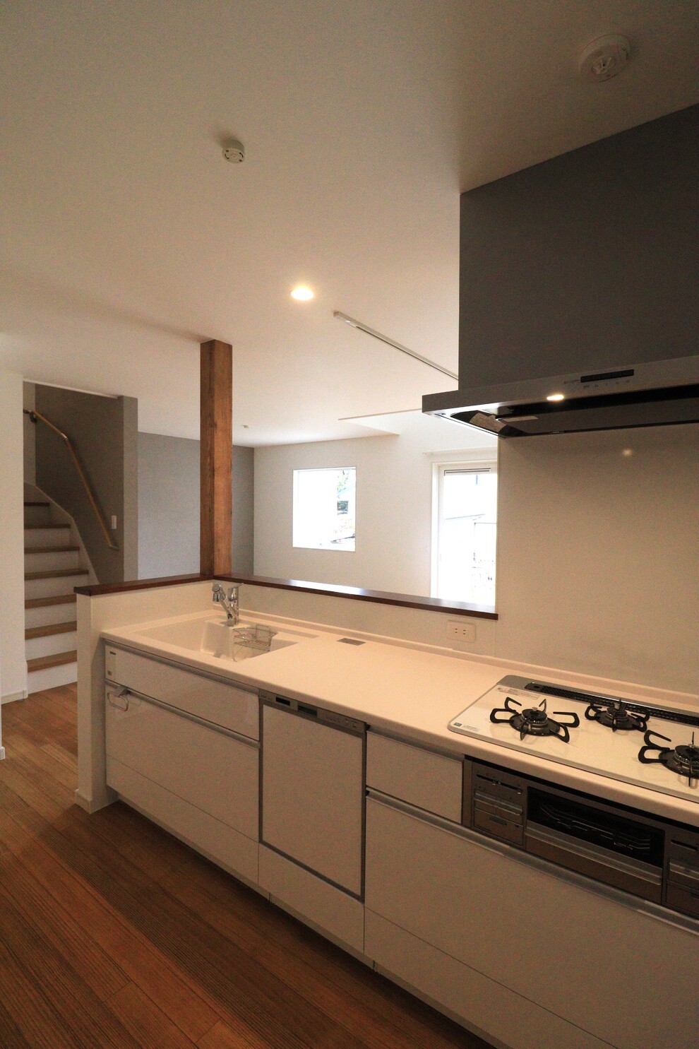 吹き抜けのあるリビングで心地よさの広がる空間