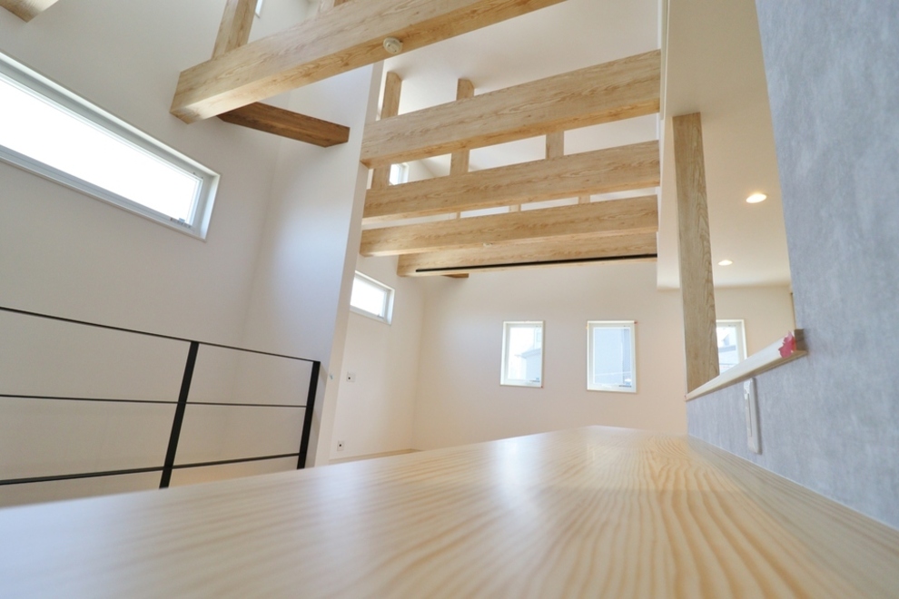 明るく圧巻の梁見せ天井のリビング