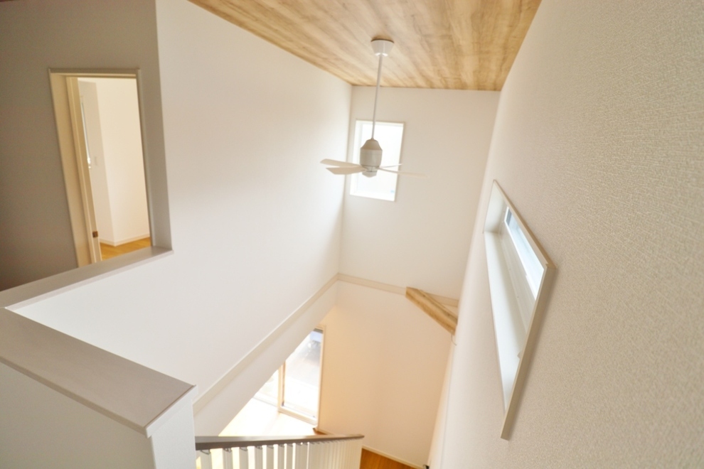 スケルトン階段×吹抜けで明るいリビング