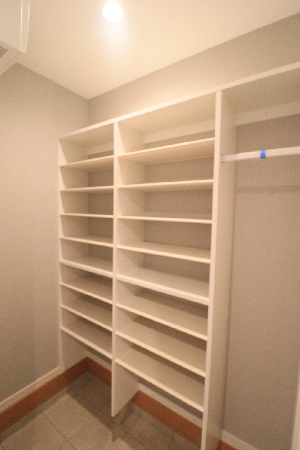 吹き抜けのあるリビングで心地よさの広がる空間