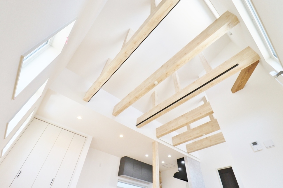 明るく圧巻の梁見せ天井のリビング