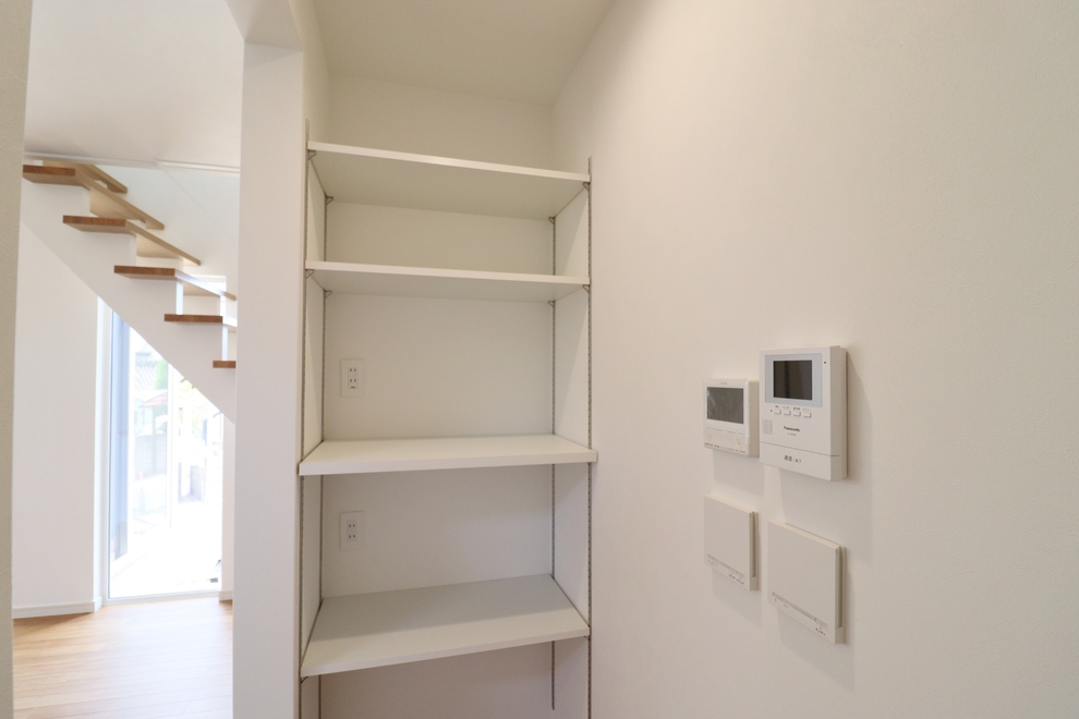 白をベースとした、スケルトン階段×吹き抜けのリビング