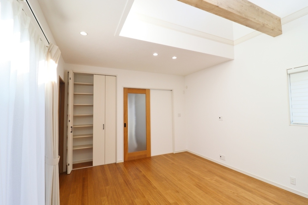 柔らかな光が差し込む家族が集うおうち