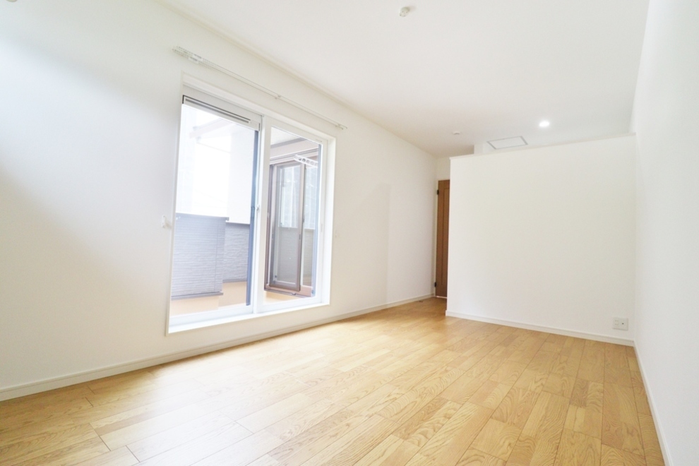 スケルトン階段×吹抜けで明るいリビング