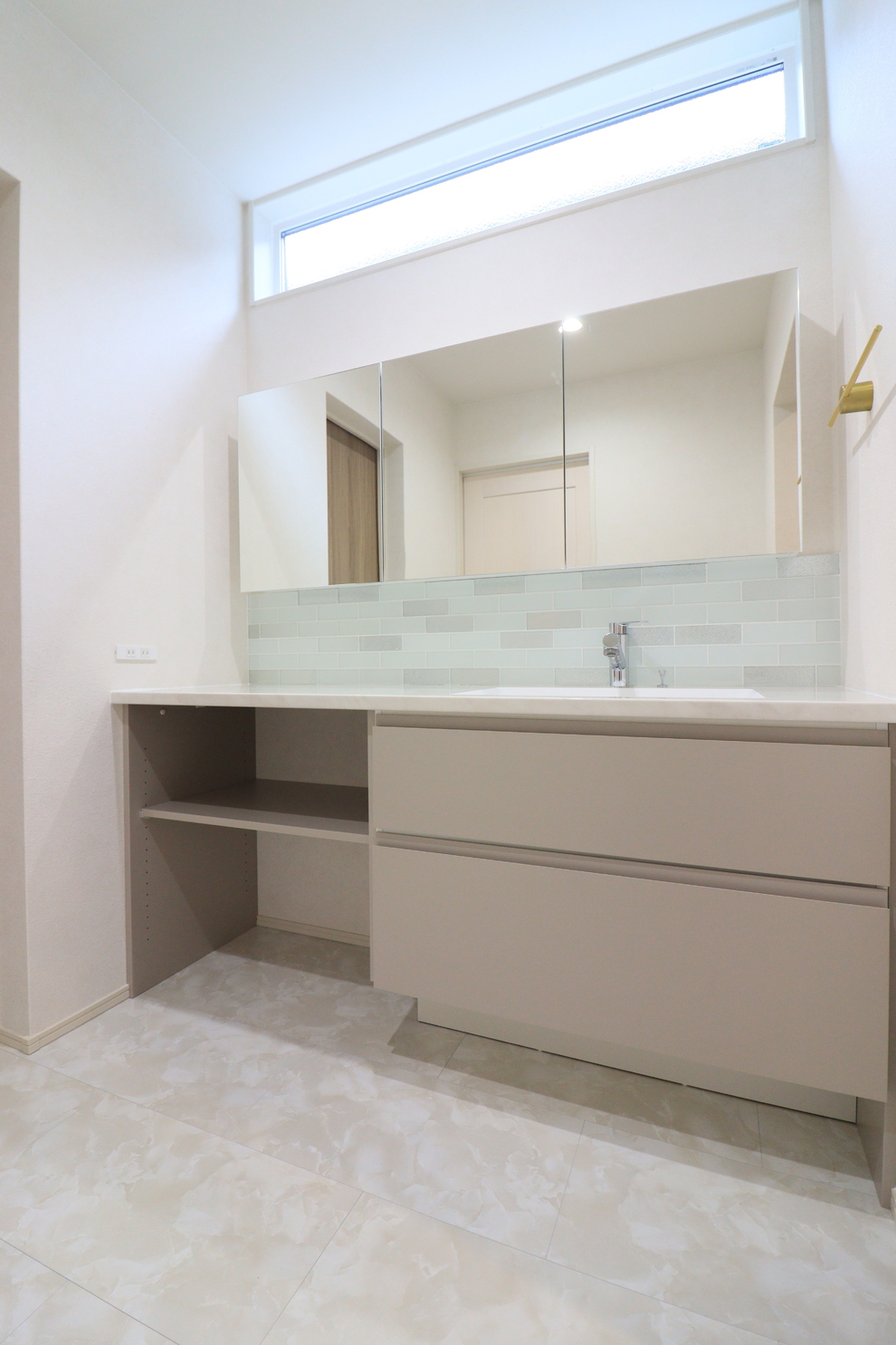 ベージュとホワイトが織りなす、やさしい灯りの住まい