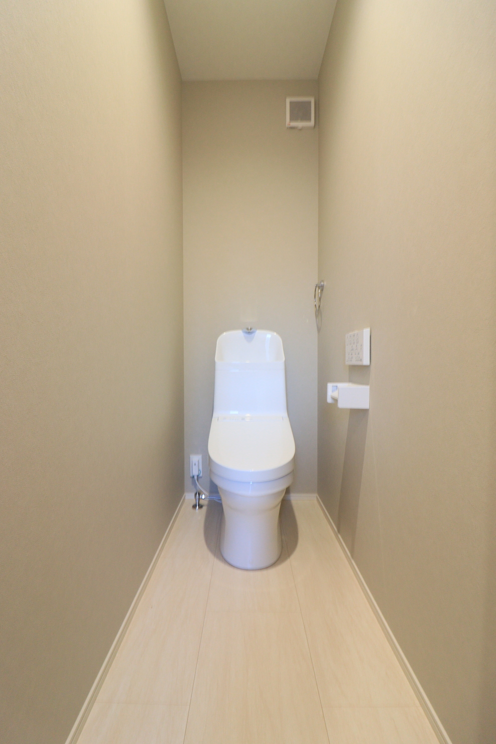 ベージュとホワイトが織りなす、やさしい灯りの住まい