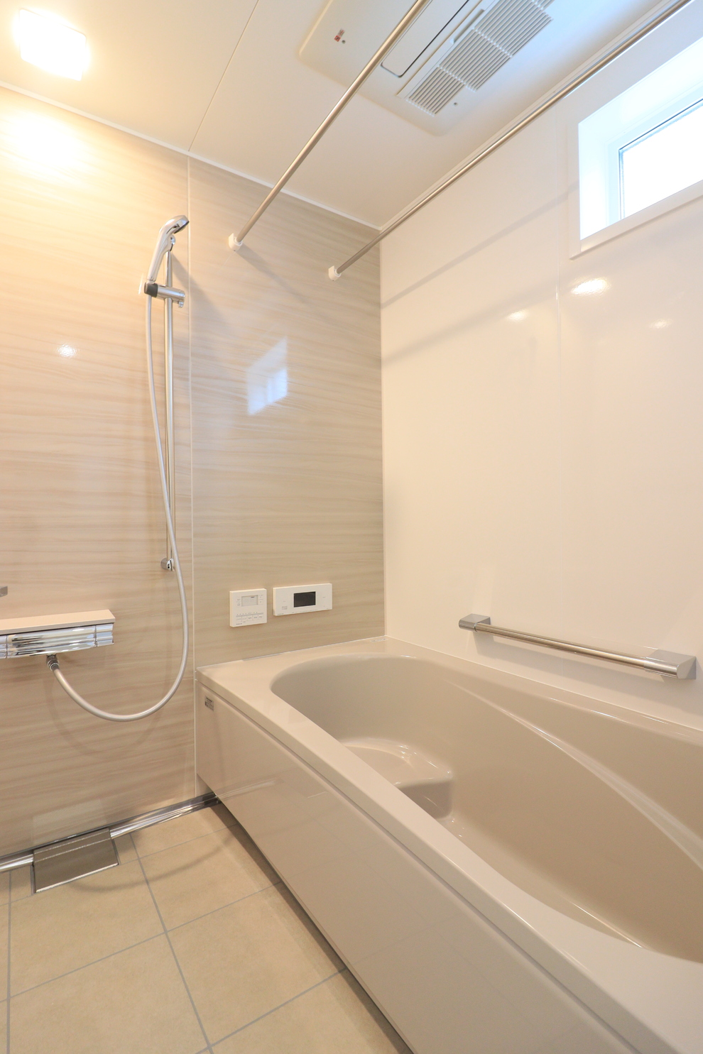 無垢床のぬくもりと白の上品さが調和する家