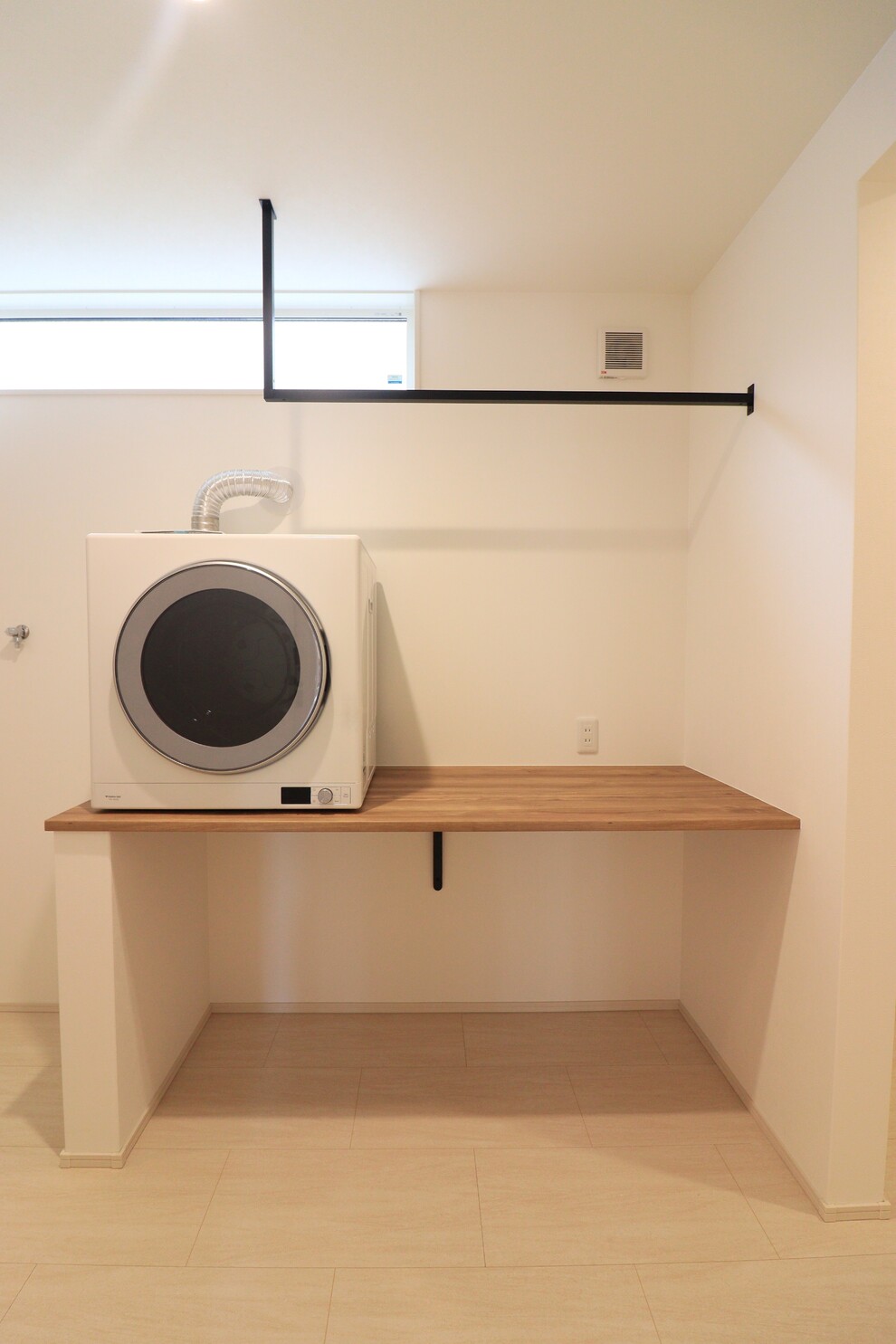 無垢床のぬくもりと白の上品さが調和する家