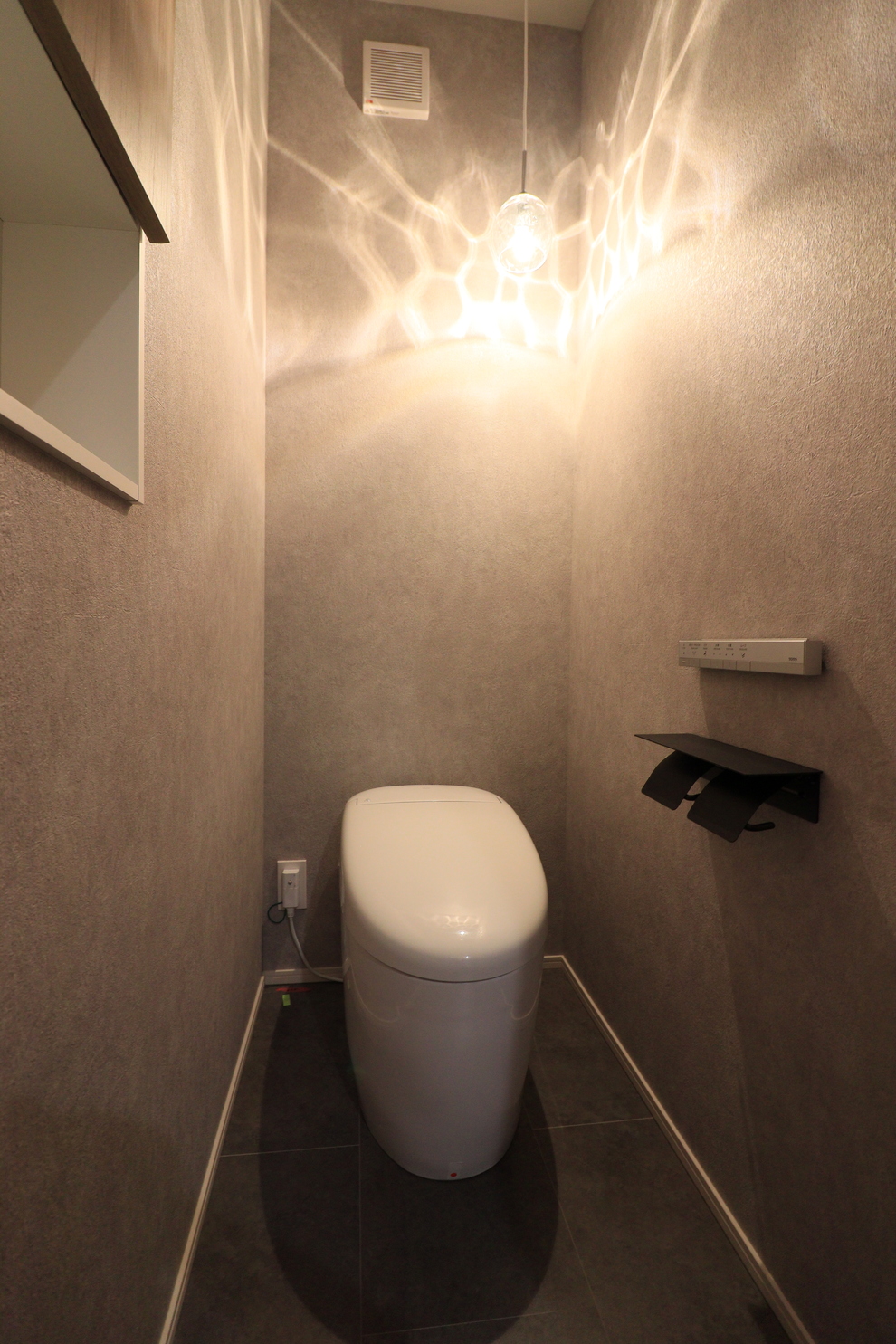 ベージュとホワイトが織りなす、やさしい灯りの住まい