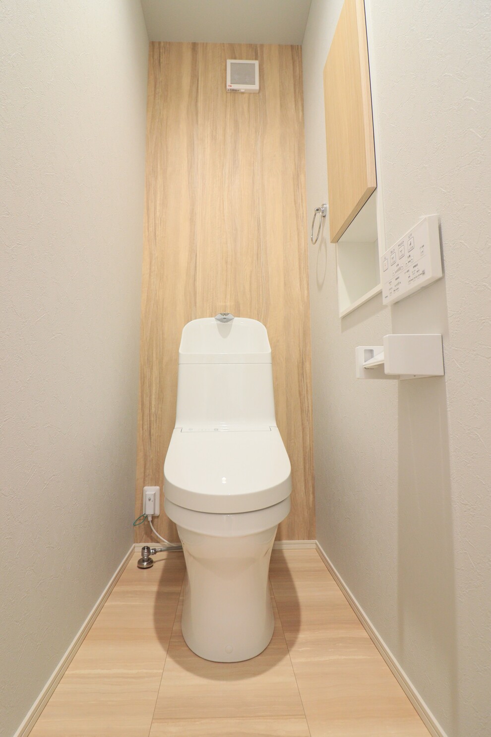 無垢床のぬくもりと白の上品さが調和する家