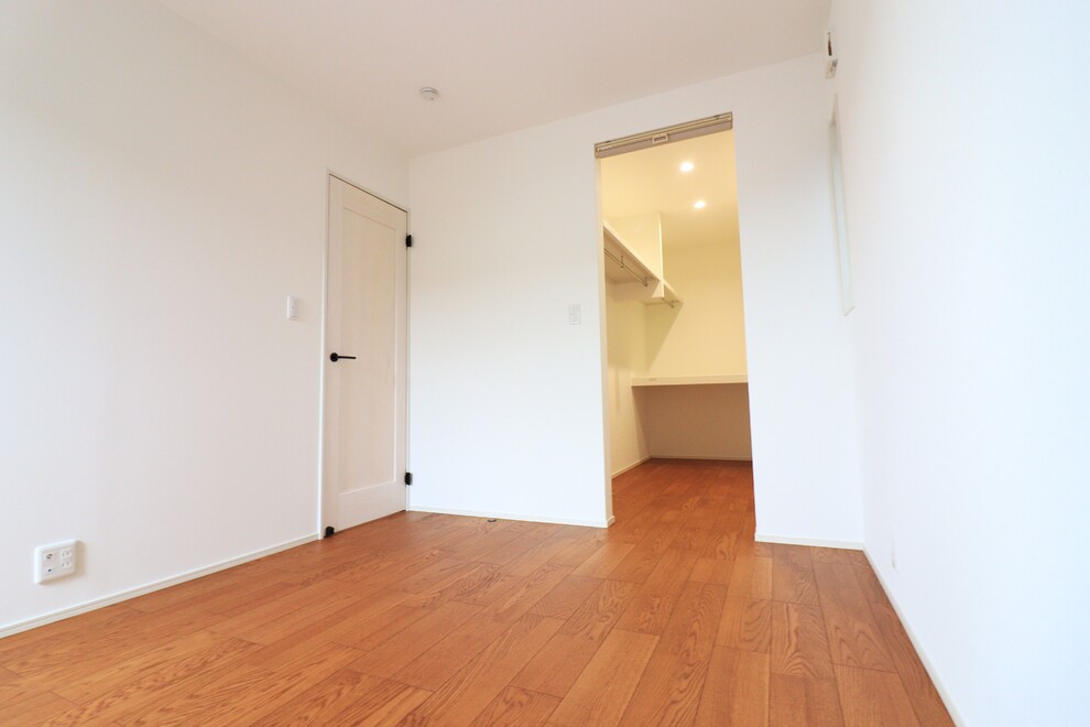 無垢床のぬくもりと白の上品さが調和する家