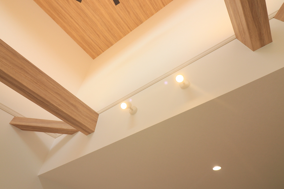 無垢床のぬくもりと白の上品さが調和する家