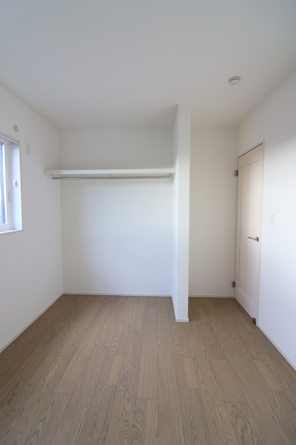 ベージュとホワイトが織りなす、やさしい灯りの住まい