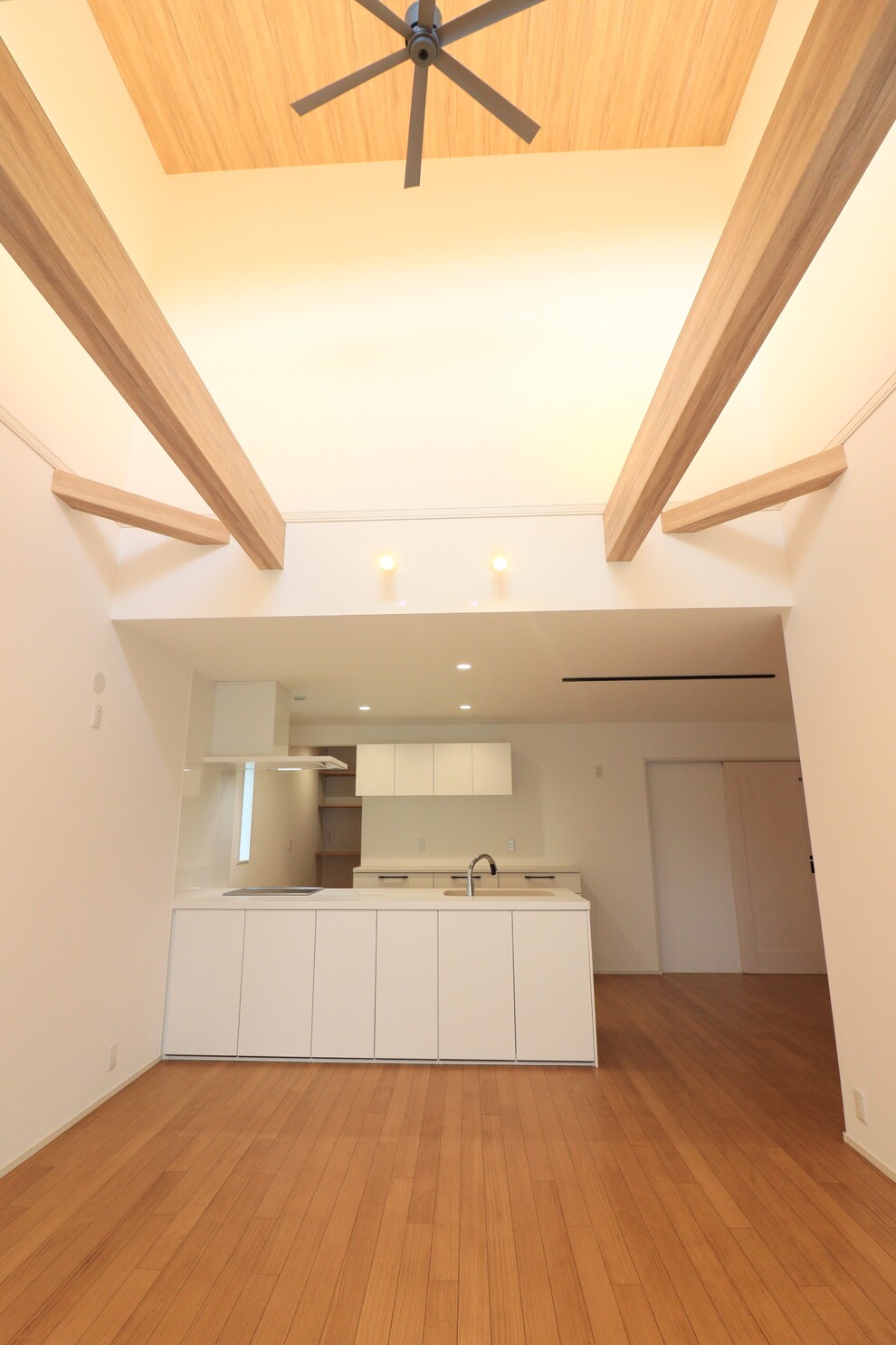 無垢床のぬくもりと白の上品さが調和する家