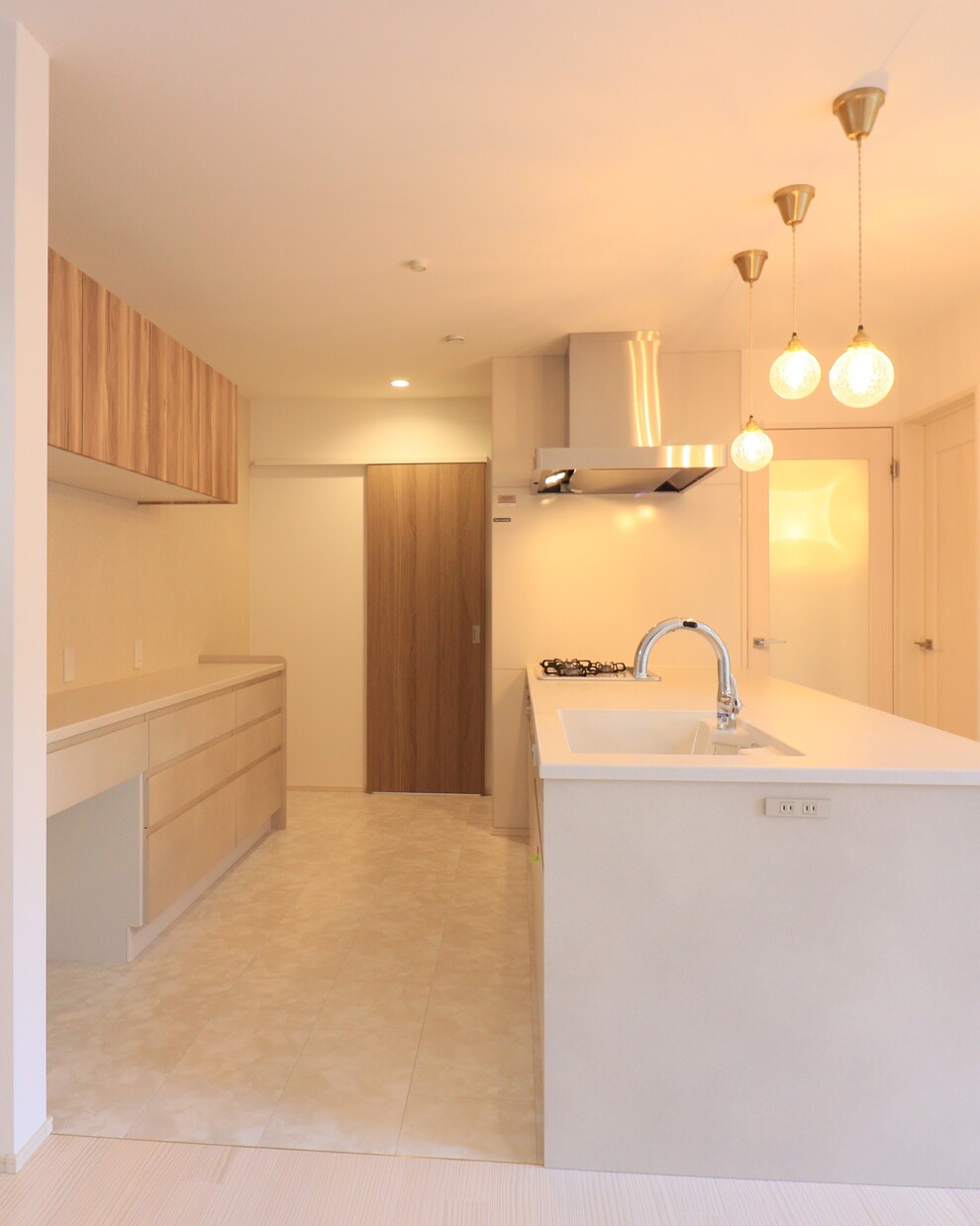 ベージュとホワイトが織りなす、やさしい灯りの住まい