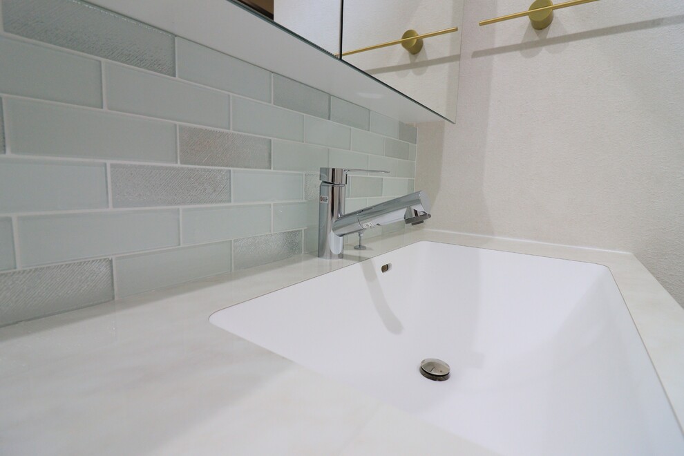 ベージュとホワイトが織りなす、やさしい灯りの住まい